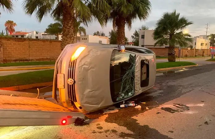 Carro sufre aparatosa volcadura en S. Leona