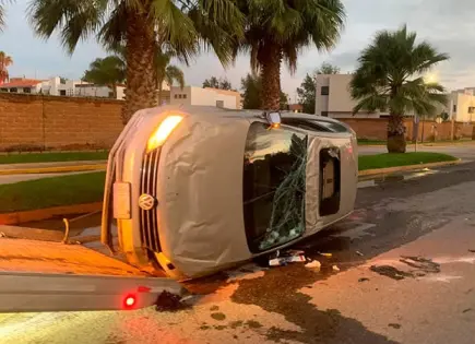Carro sufre aparatosa volcadura en S. Leona