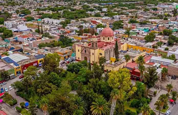 Descuidan bancas del jardín principal en Villa de Pozos