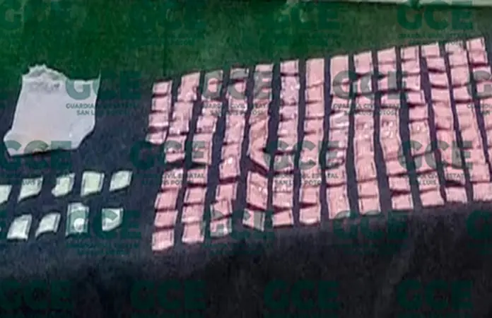 Maleante tira cristal y cocaína al huir de la policía