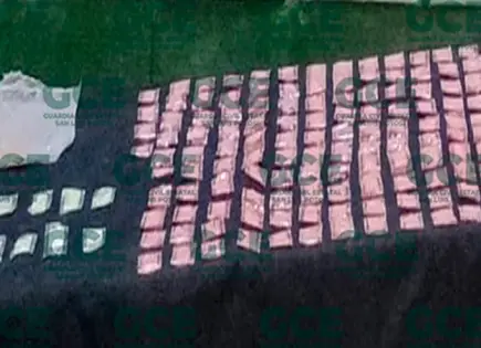 Maleante tira cristal y cocaína al huir de la policía