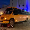 Pareja en moto es arrollada por camión urbano
