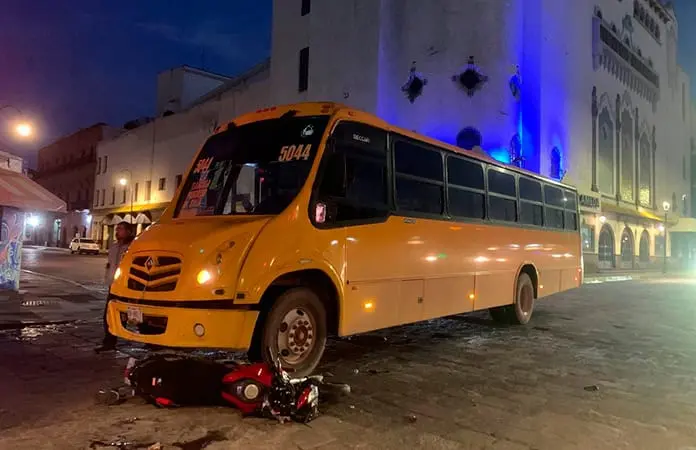 Pareja en moto es arrollada por camión urbano