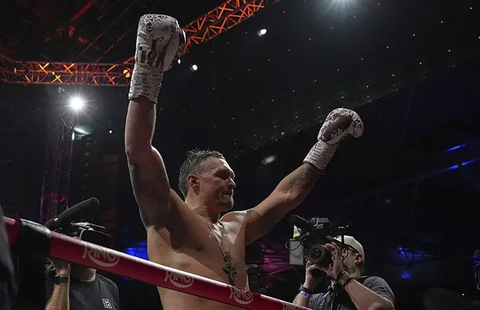 Usyk retiene sus títulos mundiales pesados