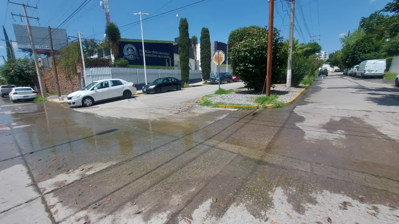 Persiste fuga de aguas negras en Cumbres, pese obras de Interapas