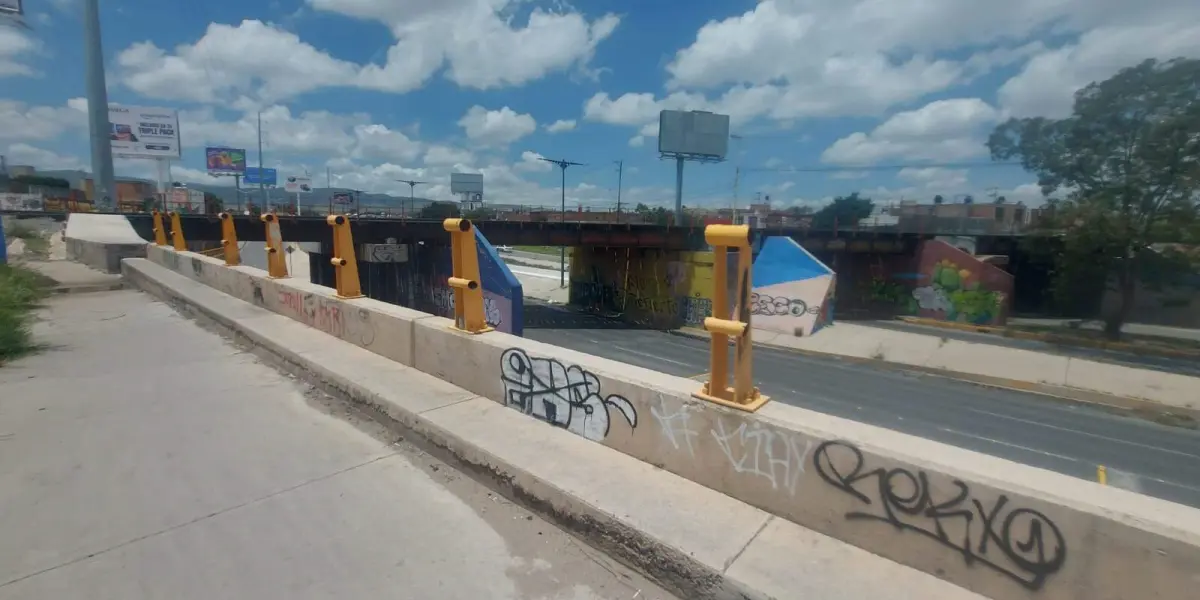 Vandalismo deja sin barandales al puente Pemex