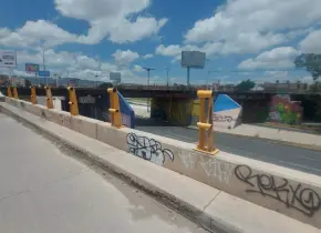 Vandalismo deja sin barandales al puente Pemex