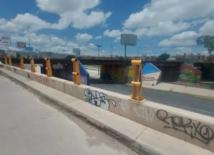 Vandalismo deja sin barandales al puente Pemex