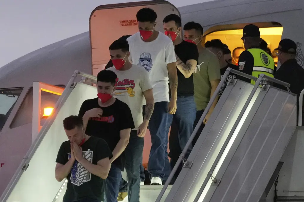 Llegan a Venezuela migrantes deportados con niños separados de sus padres