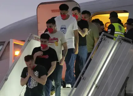 Llegan a Venezuela migrantes deportados con niños separados de sus padres
