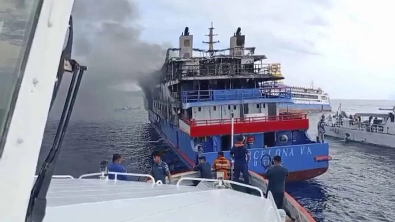 Más de 560 personas rescatadas tras incendio en ferry de Indonesia