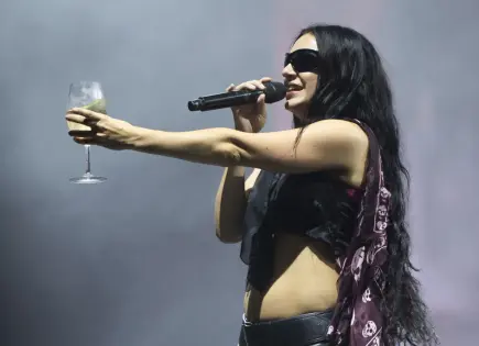 Charli XCX y el baterista de The 1975, George Daniel, se casan