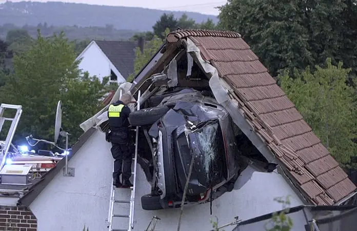 Automóvil cae en techo de un granero