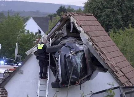 Automóvil cae en techo de un granero