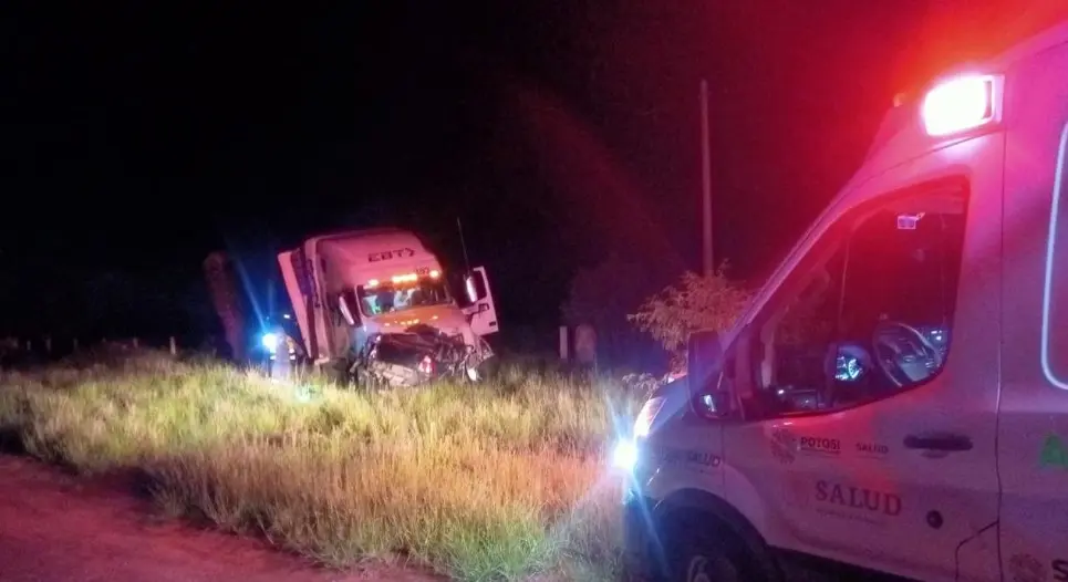 Chocan tráiler y auto en Villa de Arriaga; solo daños materiales