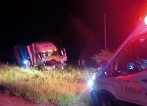 Chocan tráiler y auto en Villa de Arriaga; solo daños materiales
