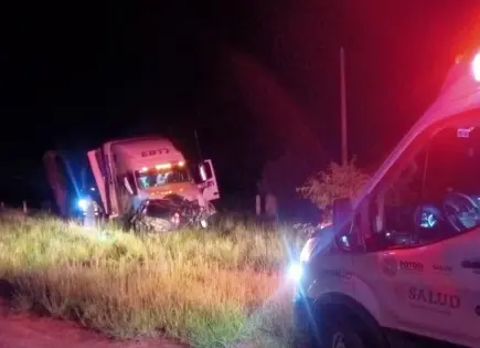 Chocan tráiler y auto en Villa de Arriaga; solo daños materiales