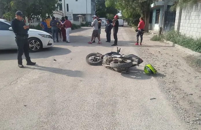 Dos lesionados al chocar moto y carro