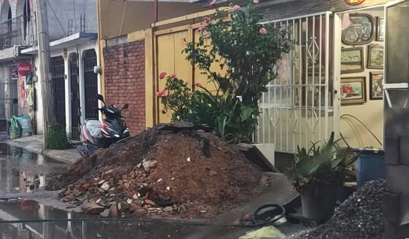 Denuncian a vecino de Soledad por descarga de aguas negras en vía pública