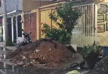 Denuncian a vecino de Soledad por descarga de aguas negras en vía pública Denuncian a vecino de Soledad por descarga de aguas negras en vía pública