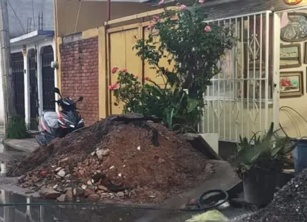 Denuncian a vecino de Soledad por descarga de aguas negras en vía pública