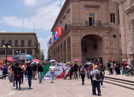 Se manifiestan integrantes de MPL en el centro histórico