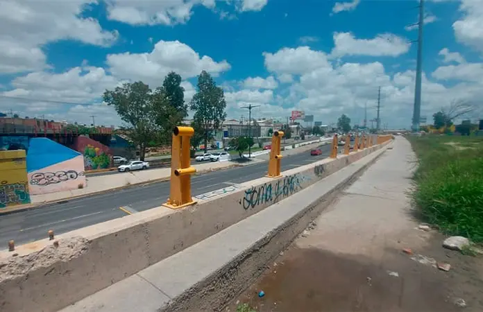 Roban barandales adel puente Pemex