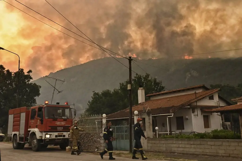 Gran incendio forestal en Grecia obliga a evacuar aldeas cerca de Corinto