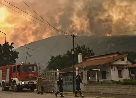 Gran incendio forestal en Grecia obliga a evacuar aldeas cerca de Corinto