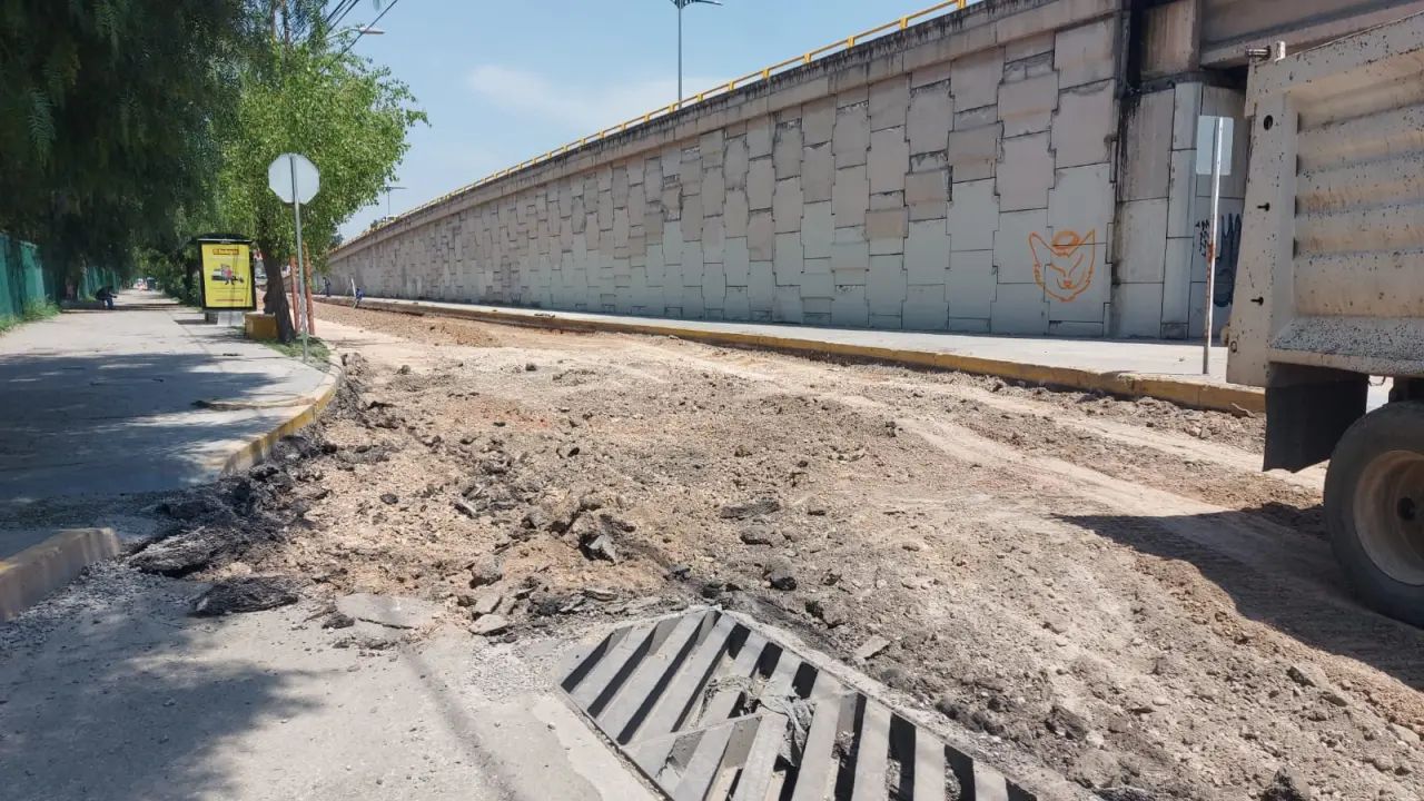Mantienen cierre en lateral de Salvador Nava por obras