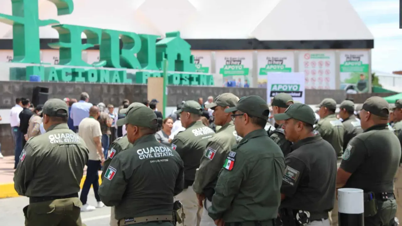 Elementos de la GCE durante operativo en la FENAPO