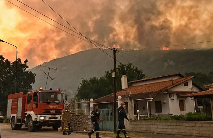 Arde feroz incendio forestal en montañas de Grecia