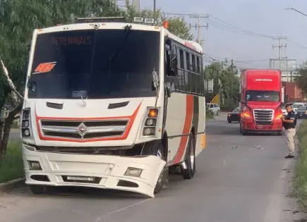 Chocan tráiler y camión de personal sobre la 57
