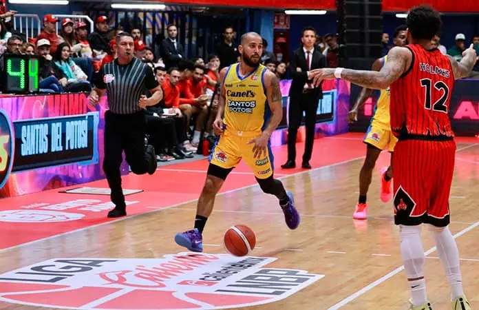 Celestiales visitan a los Diablos Rojos