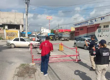 Colapsa pavimento en avenida López Mateos