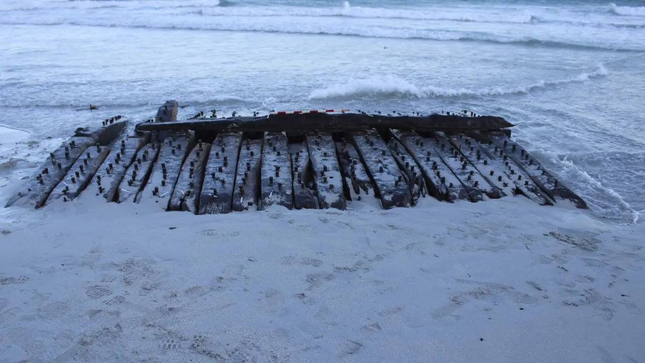 Barco de guerra y ballenero del siglo XVIII resurge en playa escocesa