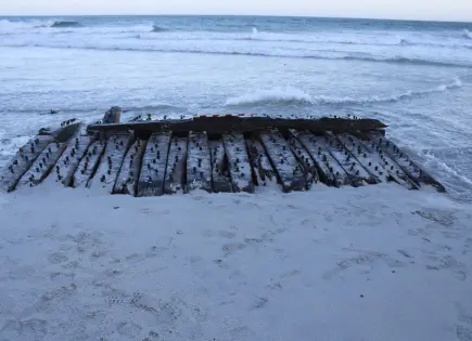 Un barco de guerra y ballenero del siglo XVIII resurge en una playa escocesa