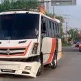 Chocan tráiler y camión de personal sobre la 57