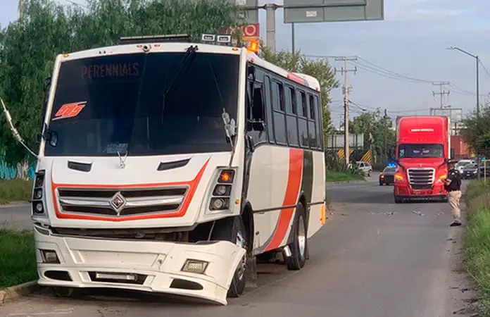 Chocan tráiler y camión de personal sobre la 57
