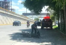 Cae motociclista v&iacute;ctima de un bache en Lomas
