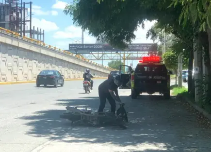 Cae motociclista víctima de un bache en Lomas