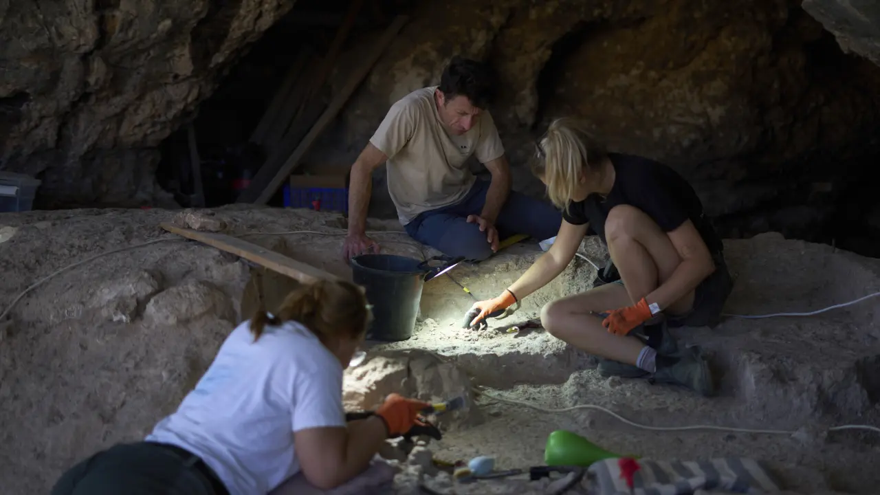 Hallazgo en Israel: Descubren Entierro Humano Primitivo de 100.000 Años en Cueva de Tinshemet