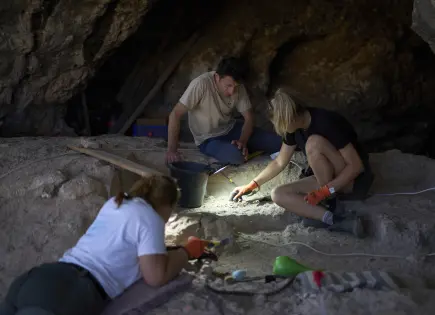 Hallazgo en Israel: Descubren Entierro Humano Primitivo de 100.000 Años en Cueva de Tinshemet