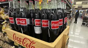 Coca-Cola anuncia lanzamiento de soda con azúcar de caña en EE. UU.