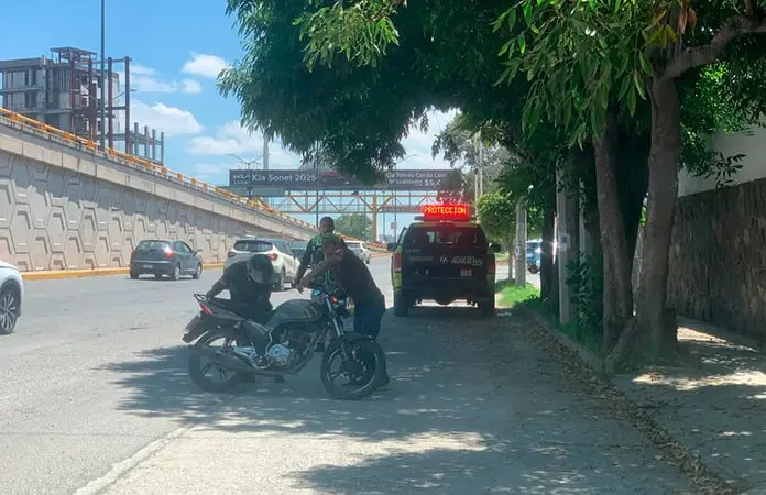 Bache tumba a motociclista en Salvador Nava