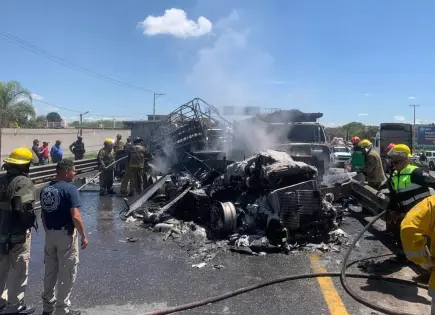 Video | Arden seis vehículos tras choque en carretera a Matehuala