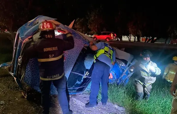 Pipa gasera vuelca en la carretera ‘57 frente a Col. Pavón