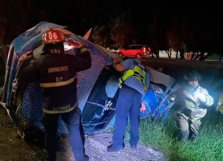 Pipa gasera vuelca en la carretera ‘57 frente a Col. Pavón