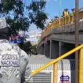 Rescatan cuerpo de hombre colgado del puente Universidad