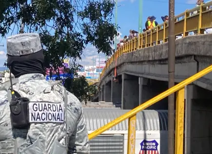 Rescatan cuerpo de hombre colgado del puente Universidad